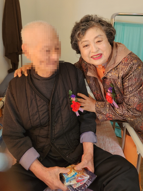 어르신에게 카네이션과 선물 전달하는 모습