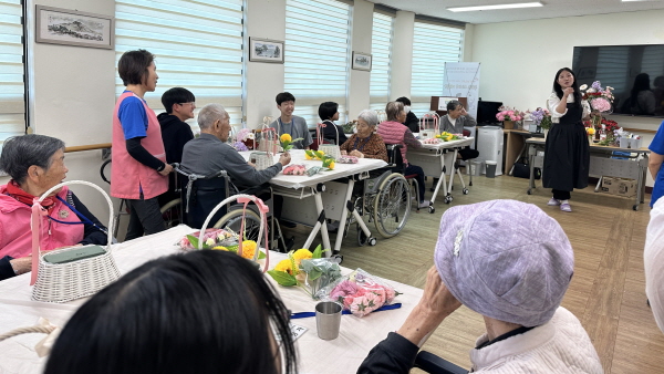 강사분이 꽃에 대해 설명하고 어르신들이 듣고 계신 모습