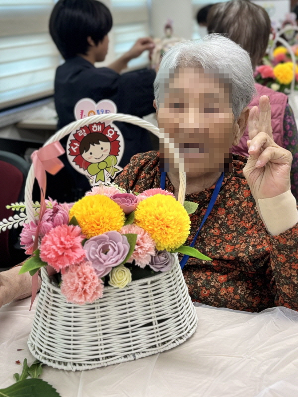 직접 만든 꽃바구니와 어르신