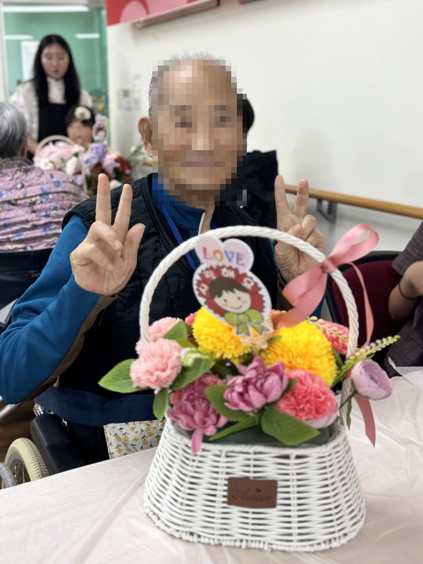 직접 만든 꽃바구니와 어르신