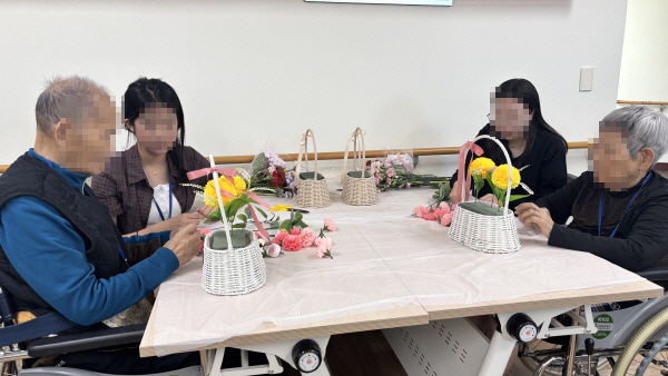 어르신들과 학생들이 함께  꽃바구니 만드는 모습