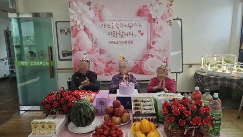 어르신 3분이 생신상 앞에 앉으셔서 박수를 치고 계신 모습