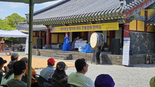 전통문화 공연 관람하는 사람들 뒷모습