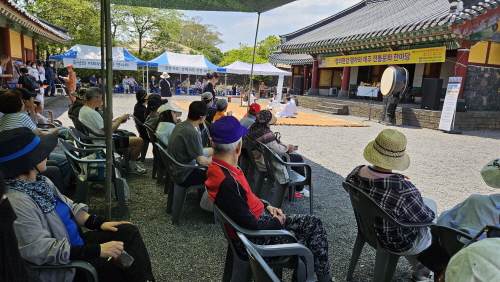 전통문화 공연 관람하는 사람들