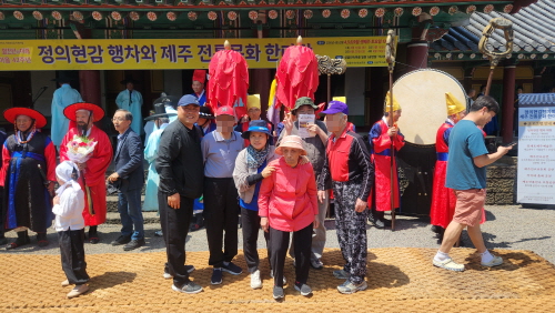 축제에서 5명이 단체사진을 찍다