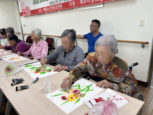 어르신 6명이 그림을 그리고 있다.