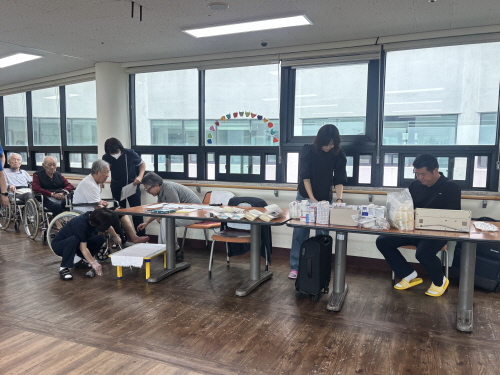 휠체어에 앉으신 어르신들이 진료를 받기 위해 줄서 있는 모습
