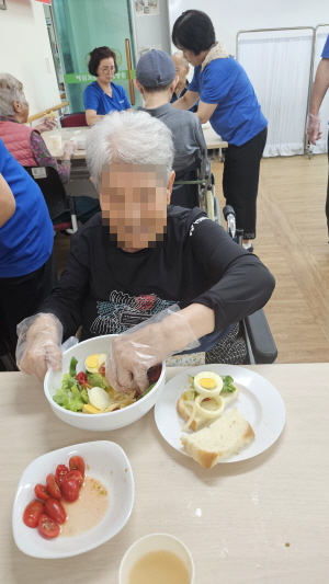 여자어르신이 샐러드를 만들고 있다