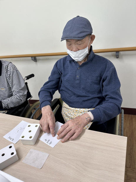 남자 어르신이 씨앗을 손으로 만지고 있다