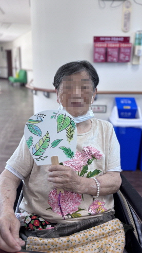 부채들고 있는 여자 어르신